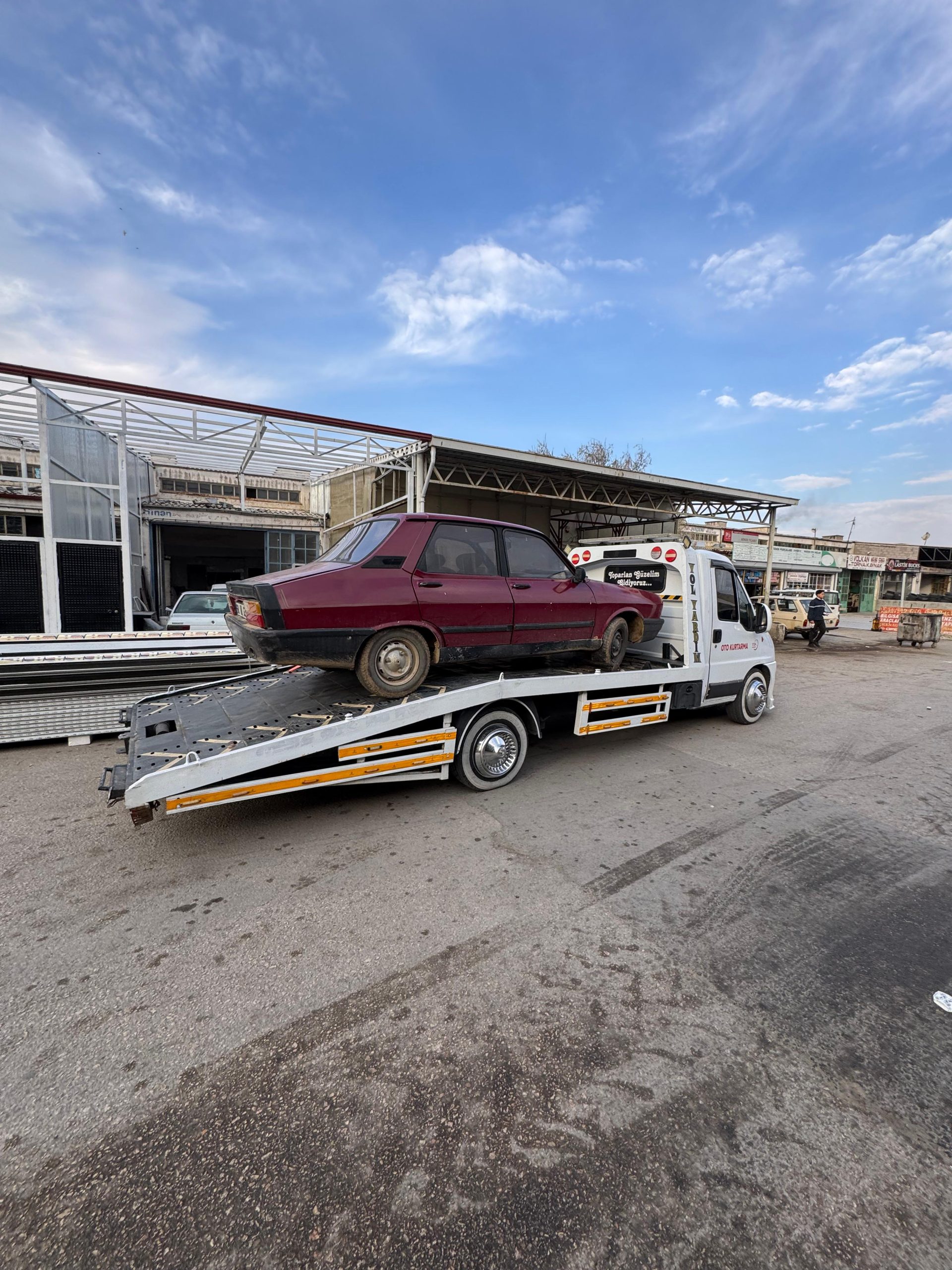 J~ET Oto Kurtarma aracının Şereflikoçhisar yolda kalan otomobili çekiciyle kurtardığı an