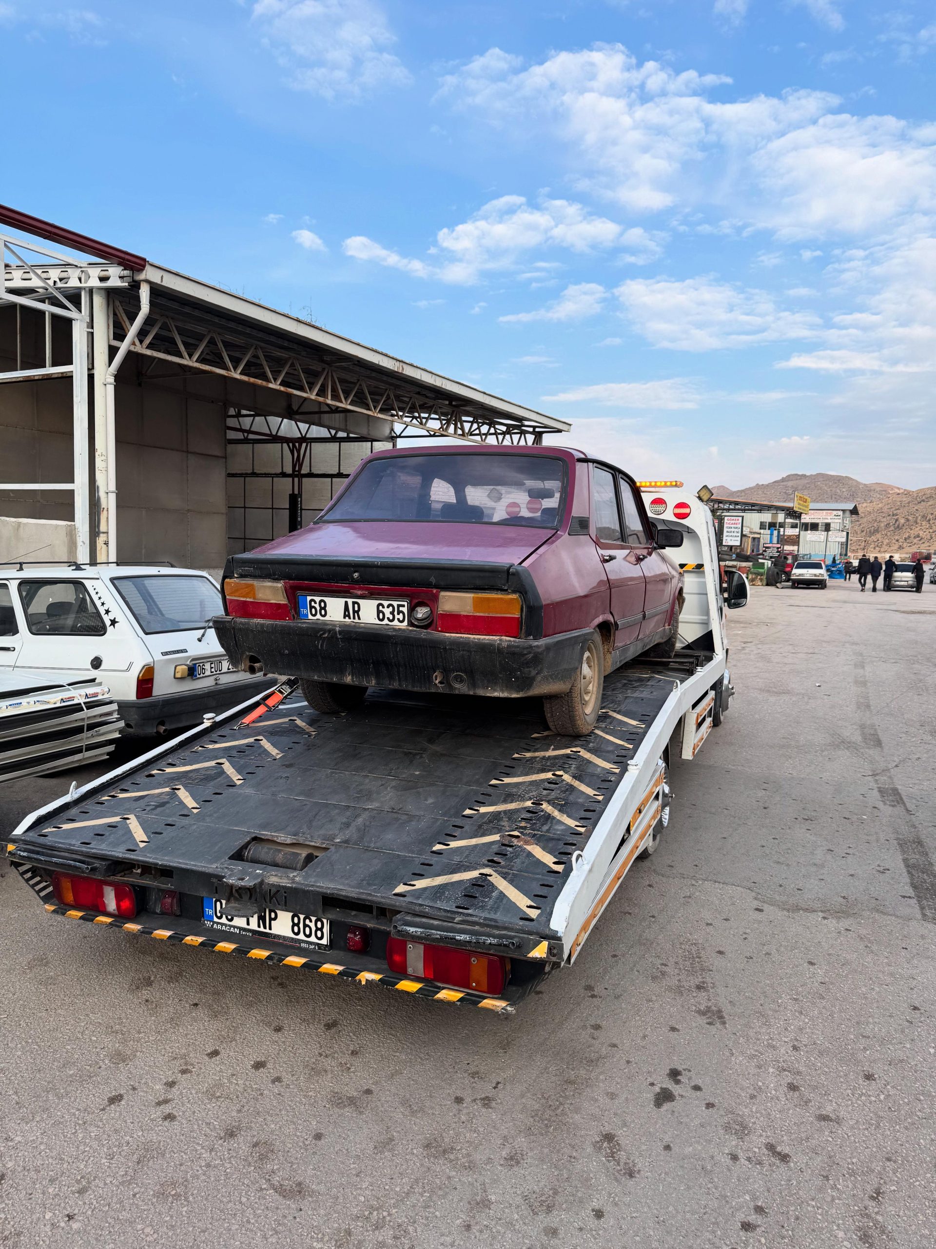 J~ET oto kurtarma personelinin Şereflikoçhisar yakınlarında lastik değişimi ve akü takviye hizmeti verdiği an