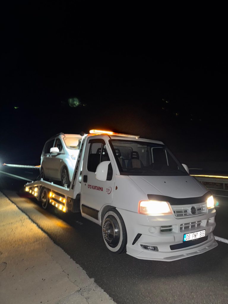 J~ET Oto Kurtarma ekibinin gece saatlerinde Şereflikoçhisar’da acil çekici hizmeti verirken görüntüsü