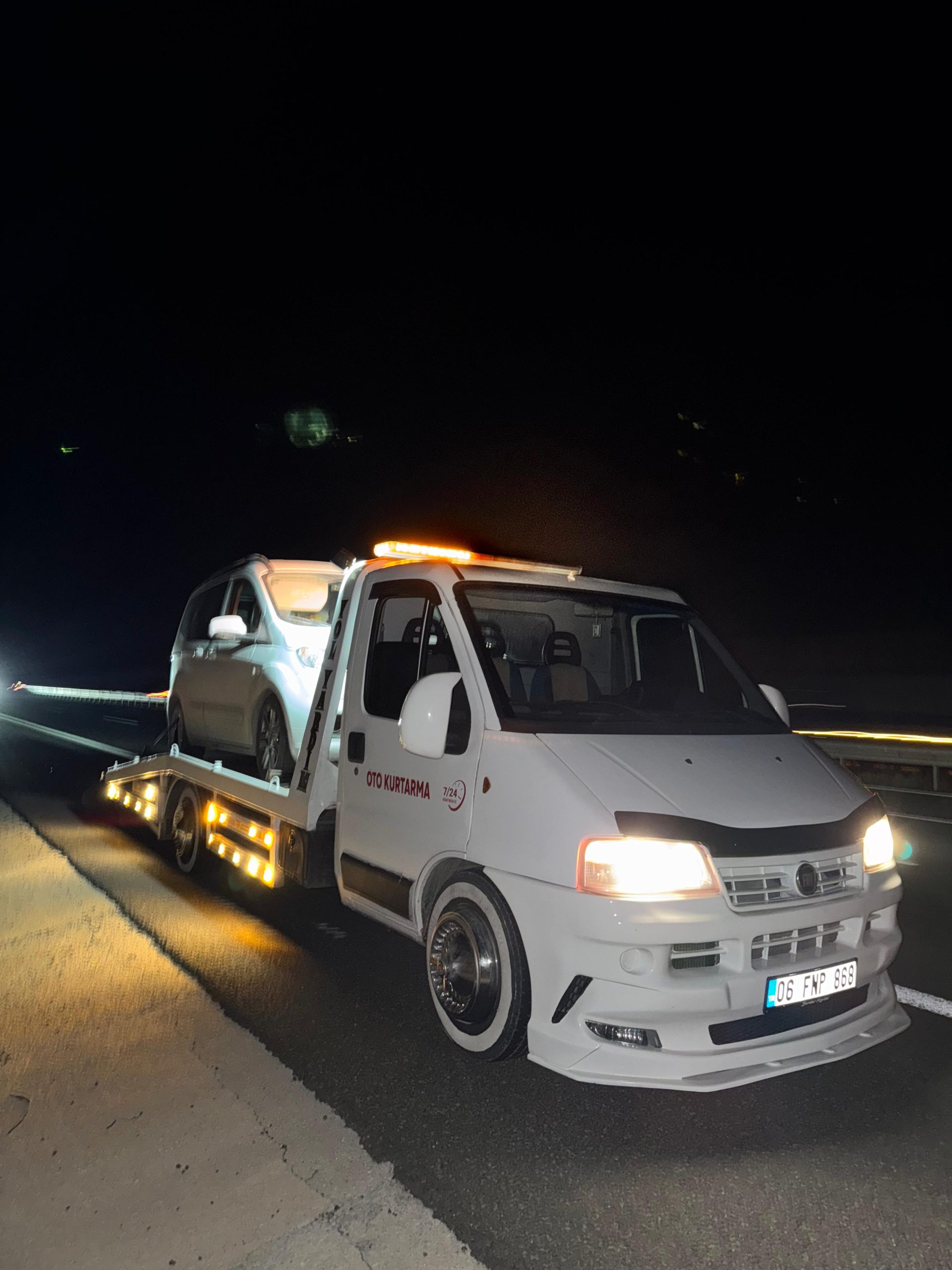 J~ET Oto Kurtarma ekibinin gece saatlerinde Şereflikoçhisar’da acil çekici hizmeti verirken görüntüsü